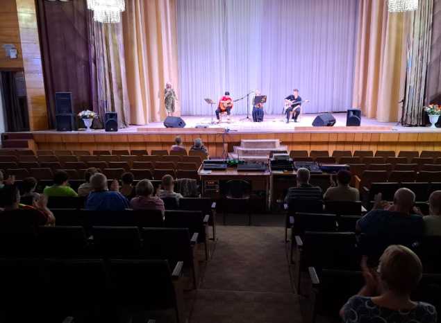 Творческий коллектив «Экспромт» выступил для эвакуированных граждан